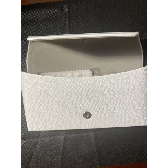 Michael Kors’s new white authentic glass case with cleaning towel - Picture 4 of 6